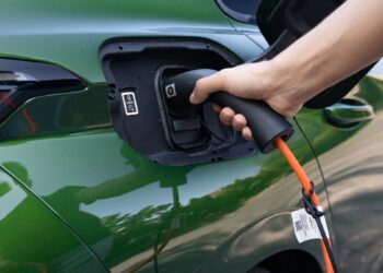 Skandalas Prancūzijoje: teismas nurodė grąžinti pinigus už elektrinį automobilį