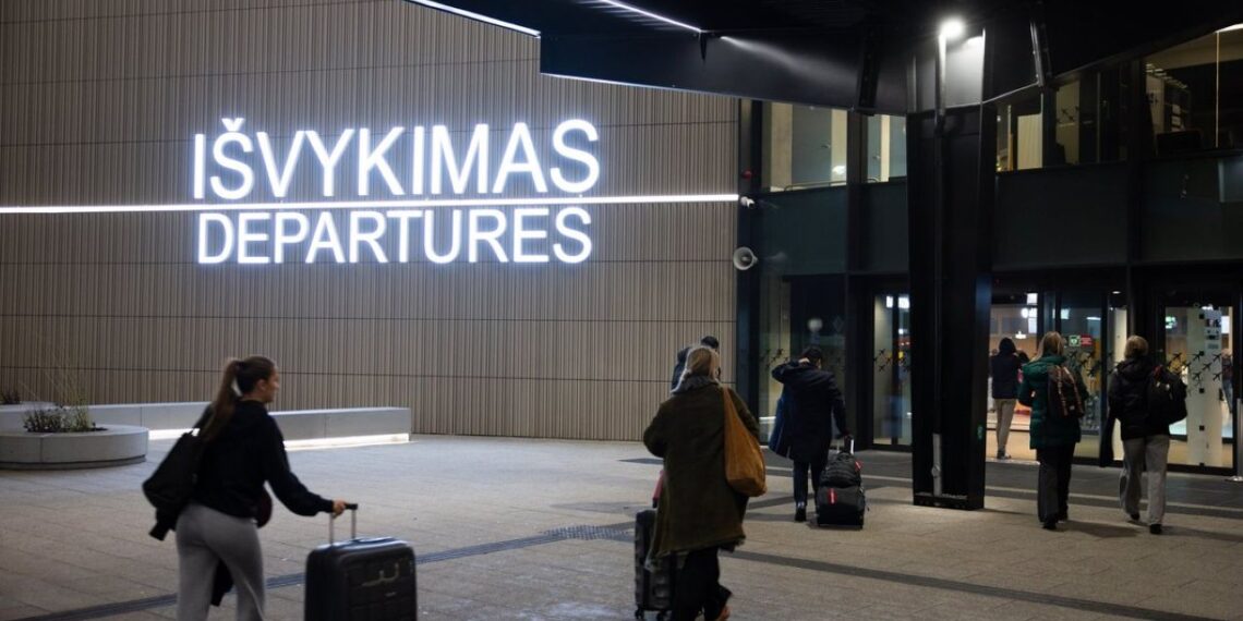 Skandalas Vilniaus oro uoste: sulaikyti 15 pabėgėlių iš Latvijos, mėginusių sprukti į Vokietiją