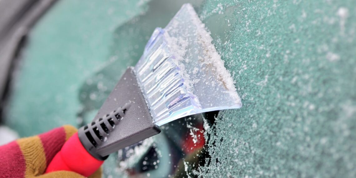 Skandinaviškas triukas žiemai: taip nubrauksi ledą nuo automobilio langų jų visiškai nesubraižydamas