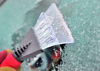 Skandinaviškas triukas žiemai: taip nubrauksi ledą nuo automobilio langų jų visiškai nesubraižydamas