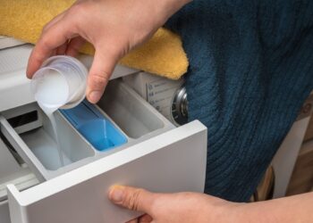 Slapta skalbimo mašinos funkcija: dėl jos drabužiai lieka purvini ir dvokia – visi klysta