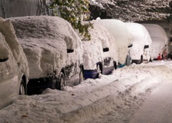 Sniego ir ledo apokalipsė Europoje: mirtini susidūrimai, chaosas keliuose ir oro uostuose