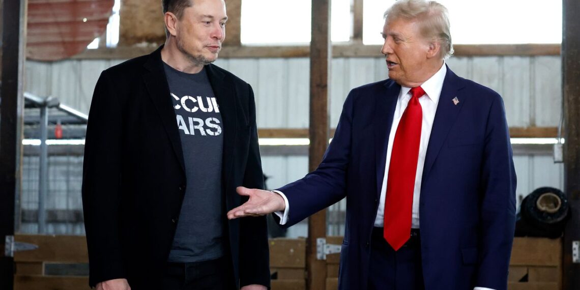 Šokas Artimuosiuose Rytuose: Iranas masiškai blokuoja Starlink, Trumpas skuba tartis su Masku