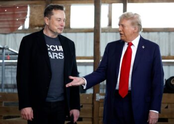 Šokas Artimuosiuose Rytuose: Iranas masiškai blokuoja Starlink, Trumpas skuba tartis su Masku