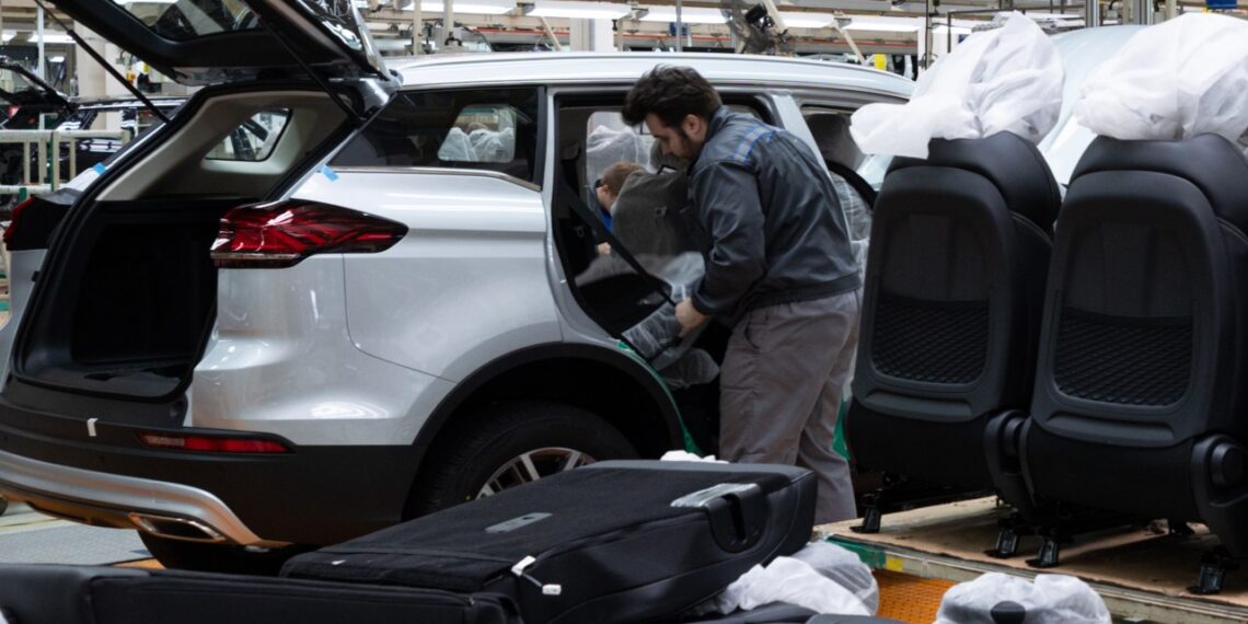 Smūgis automobilių rinkai: BMW ir „Volkswagen“ tiekėjas uždaro gamyklą, darbo netenka 455 žmonės