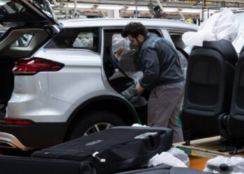 Smūgis automobilių rinkai: BMW ir „Volkswagen“ tiekėjas uždaro gamyklą, darbo netenka 455 žmonės