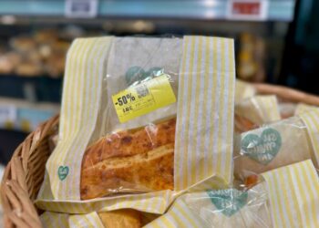 Šokas „Iki“: vakarykštė duona ir bandelės perpus pigiau – pirkėjai traukia švaistyti nebeleis