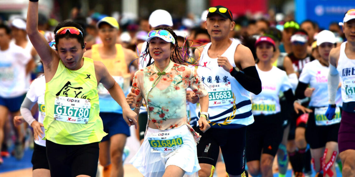 Šokas maratone: Kinijoje bėgikus diskvalifikavo už rūkymą tiesiog varžybų trasoje