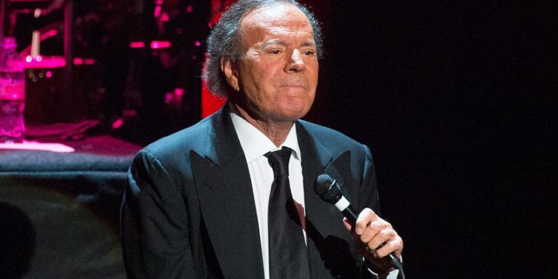 Šokas: pasaulinė žvaigždė Chulijas Iglesijas įtariamas seksualine prievarta, bet viską neigia