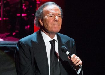 Šokas: pasaulinė žvaigždė Chulijas Iglesijas įtariamas seksualine prievarta, bet viską neigia