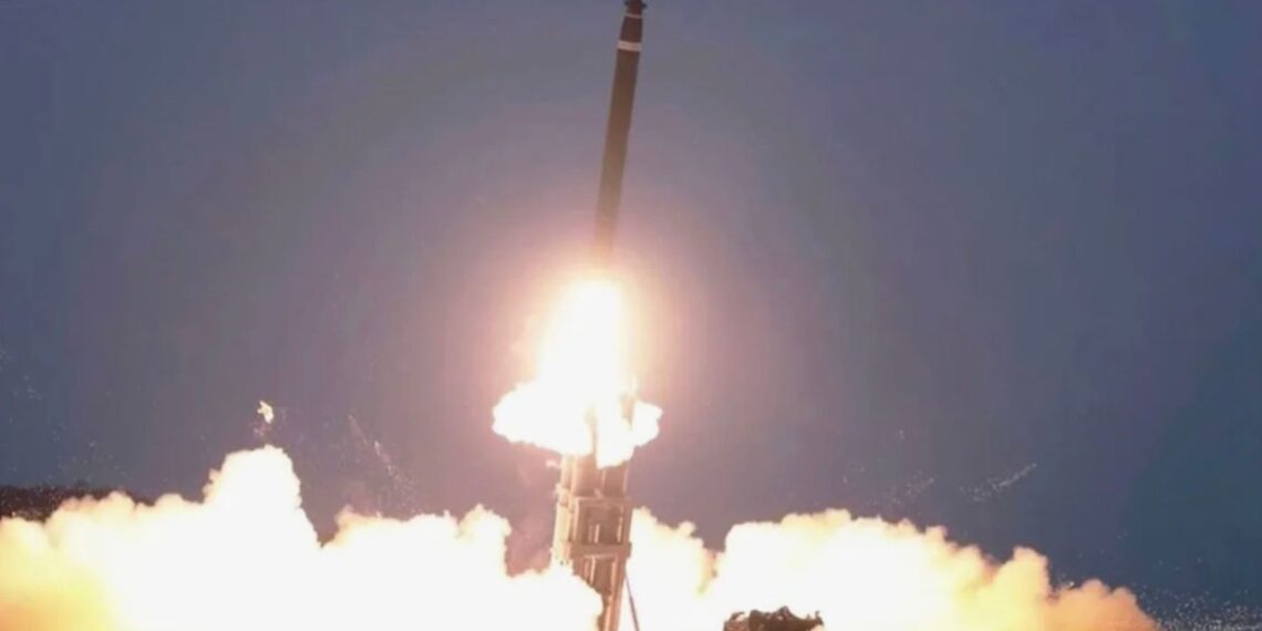 Šokas Rytuose: branduolinis siaubas artėja? Šiaurės Korėja paleido raketas į Japonijos jūrą