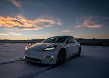ŠOKAS ŽIEMOS KELYJE: kaip šalčiai pražudo Tesla, Nissan Leaf, BYD ir kitų elektromobilių baterijas