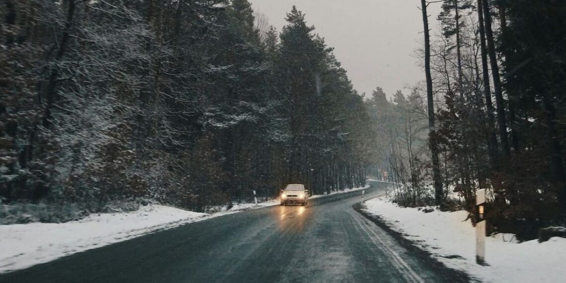 Šokiruojančios ekspertų gudrybės: kaip važiuoti per pavojingą ledo dangą ir išvengti griūties