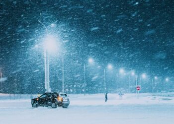 Šokiruojančios klaidos per pūgą: vairuotojai taip rizikuoja gyvybe, kad net policija krūpčioja