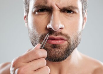 Šokiruojanti gydytojų žinia: traukdami plaukelius iš nosies rizikuojate mirtina infekcija