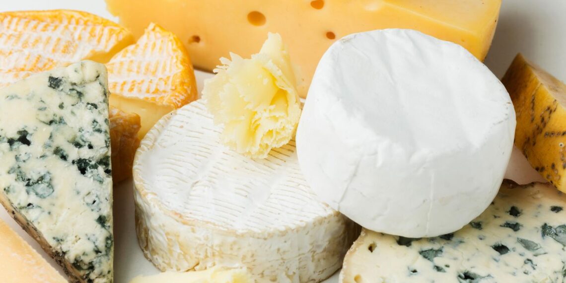 Šokiruojanti klaida, dėl kurios sūris genda žaibiškai: taip jį laikote beveik visi, o neturėtumėte