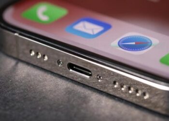Šokiruojanti klaida: taip valydami iPhone įkrovimo lizdą galite nepataisomai sugadinti telefoną