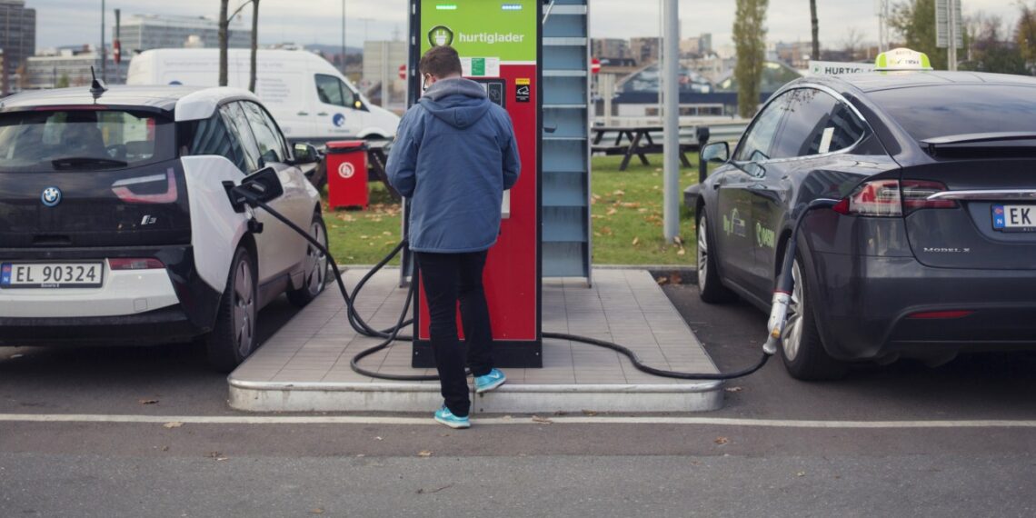 Šokiruojanti Norvegijos paslaptis: kodėl net 96 proc. naujų automobilių jau yra elektra?