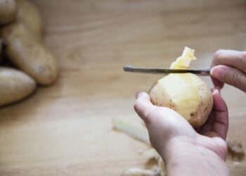 Išmetate vertingiausią dalį? Ekspertas ragina nustoti lupti šiuos produktus