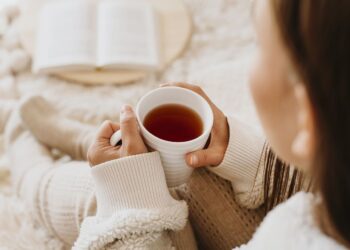 Šokiruojanti tiesa apie arbatą: gydytojai perspėja dėl nematomos grėsmės kiekviename puodelyje
