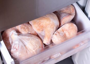 Šokiruojanti tiesa: kiek iš tikrųjų galima laikyti mėsą šaldiklyje ir kada ji tampa pavojinga?