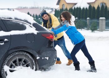Šokiruojanti tiesa: štai kokią klaidą daro vairuotojai, bandydami ištraukti įklimpusį automobilį