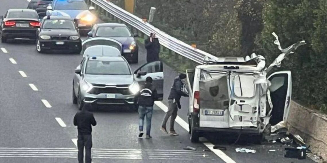 Šokiruojantis apiplėšimas Italijos greitkelyje: išplėštas inkasatorių automobilis su 400 tūkst. eurų