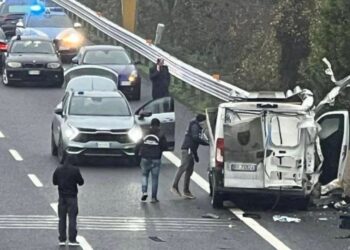 Šokiruojantis apiplėšimas Italijos greitkelyje: išplėštas inkasatorių automobilis su 400 tūkst. eurų