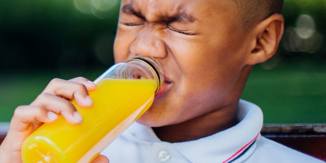 Šokiruojantis atradimas: dantų pastos sudėtyje slypinti medžiaga paverčia apelsinų sultis šlykščiu skysčiu