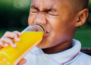 Šokiruojantis atradimas: dantų pastos sudėtyje slypinti medžiaga paverčia apelsinų sultis šlykščiu skysčiu