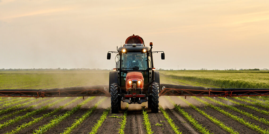 Šokiruojantis atradimas: įprastų pesticidų poveikis net 2,7 karto padidina Parkinsono riziką
