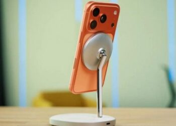 Šokiruojantis atradimas: lėktuvuose iPhone baterijos gali netikėtai išsipūsti ir kelti pavojų