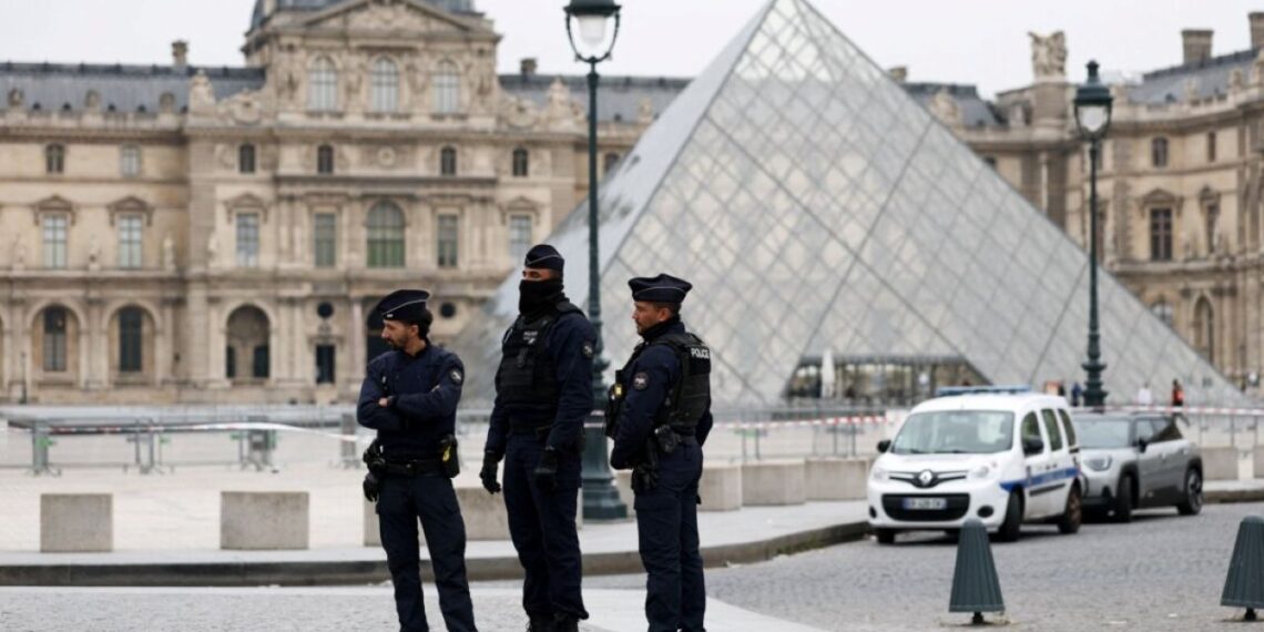 Šokiruojantis nusikaltimas Paryžiuje: Luvro lobiai savaitę slėpti paprastame garaže po miestu