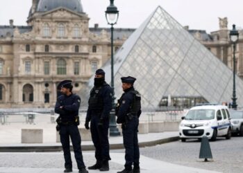 Šokiruojantis nusikaltimas Paryžiuje: Luvro lobiai savaitę slėpti paprastame garaže po miestu