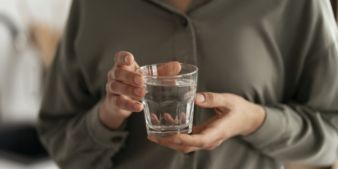 Šokiruojantis ryto įprotis: sužinok, kodėl stiklinė vandens vos nubudus daro stebuklus