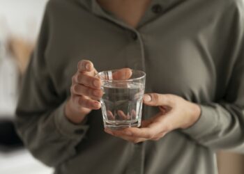 Šokiruojantis ryto įprotis: sužinok, kodėl stiklinė vandens vos nubudus daro stebuklus