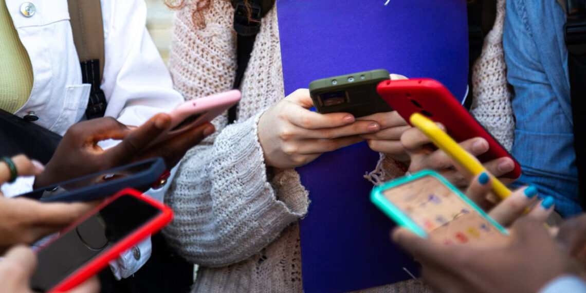 Šokiruojantis sprendimas Prancūzijoje: paaugliams iki 15 metų durys į socialinius tinklus užtrenktos