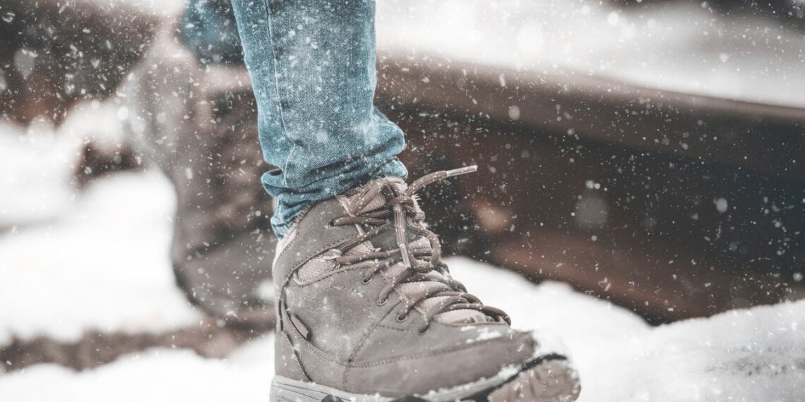 Šokiruojantis triukas: kaip paprasta duonos plutelė akimirksniu išgelbės žieminius batus nuo druskos