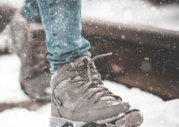 Šokiruojantis triukas: kaip paprasta duonos plutelė akimirksniu išgelbės žieminius batus nuo druskos