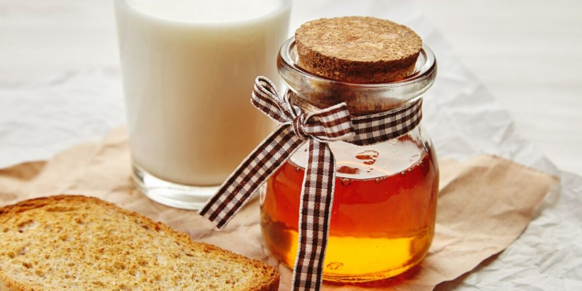 Šokiruojantis vaikystės gėrimo poveikis: ką gydytojai nutyli apie medų su pienu jūsų kūnui