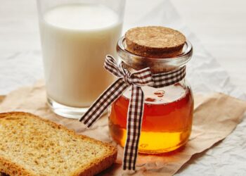 Šokiruojantis vaikystės gėrimo poveikis: ką gydytojai nutyli apie medų su pienu jūsų kūnui