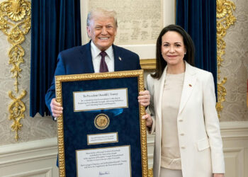 Šokiruojantis žingsnis: Marija Korina Mačado atidavė savo Nobelio taikos medalį Donaldui Trumpui