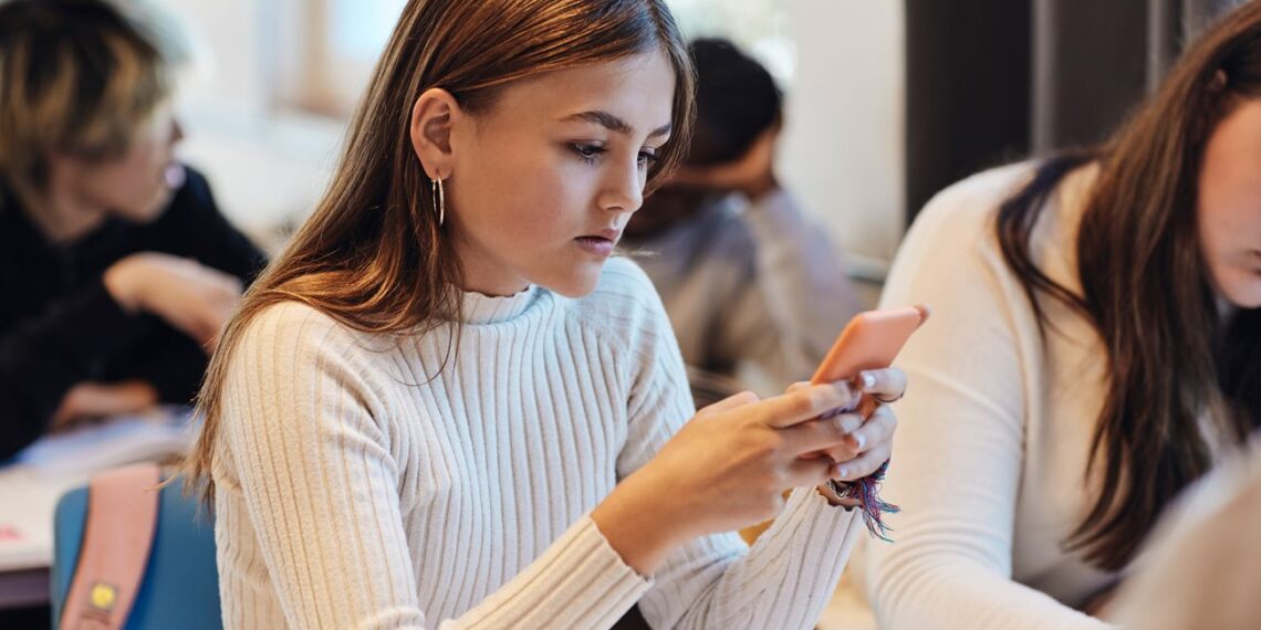 Šokiruojantys duomenys: kiek pamokų vaikai praleidžia TikTok ir Instagram ir ką tėvai gali padaryti