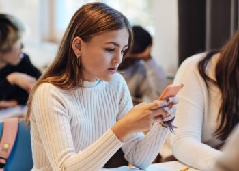 Šokiruojantys duomenys: kiek pamokų vaikai praleidžia TikTok ir Instagram ir ką tėvai gali padaryti