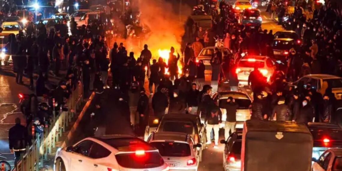 Šokiruojantys skaičiai Irane: Reuters mini 2000 žuvusių, o Trampas grasina „pagalba“