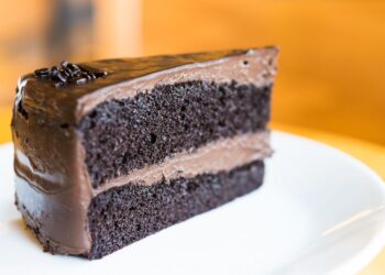 Šokoladinis tortas per 30 minučių: genialus desertas be orkaitės, pavojingai skanus