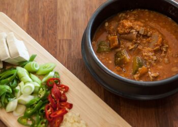 Sotus patiekalas visai šeimai: dvi stebinančios čanachų versijos – pigiau nei „Wolt“ ir šildo ilgai