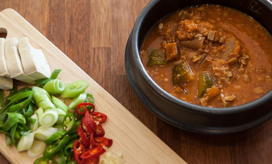 Sotus patiekalas visai šeimai: dvi stebinančios čanachų versijos – pigiau nei „Wolt“ ir šildo ilgai