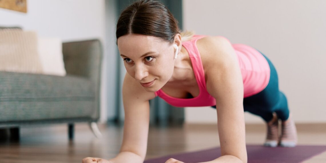 Sporto treneriai šokiruoti: šie 4 pratimai pilvui šimtą kartų veiksmingesni už įprastus atsilenkimus