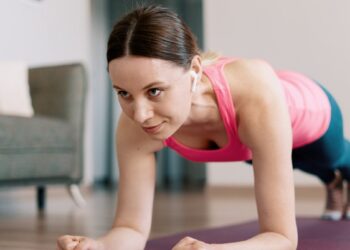 Sporto treneriai šokiruoti: šie 4 pratimai pilvui šimtą kartų veiksmingesni už įprastus atsilenkimus